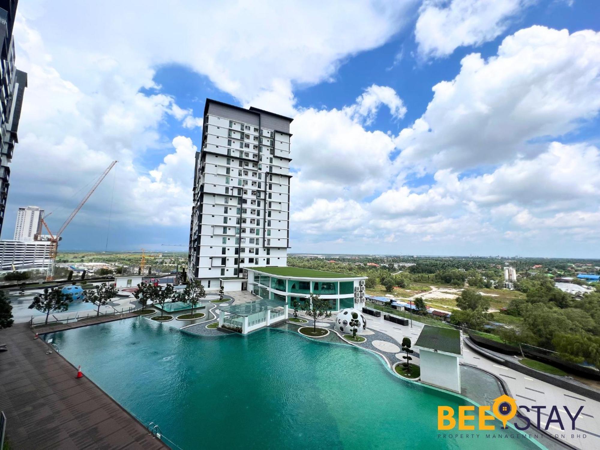 Apartment New Listing With Netflix Wifi Swimming Pool View *